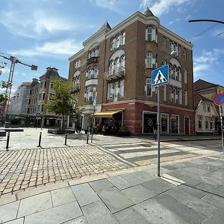 Romslig Midt I Sentrum - Komfort Med Kvalitetsenger Og Dyner Apartment *